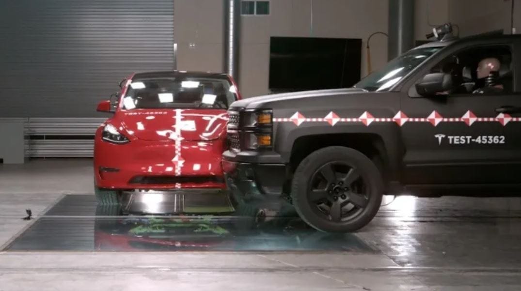Halálos baleset után ejtik a Tesla 3-akat a párizsi taxisok