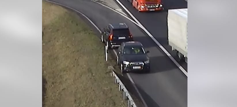 Hátrafelé, szemben a forgalommal vontattak egy autót – videó