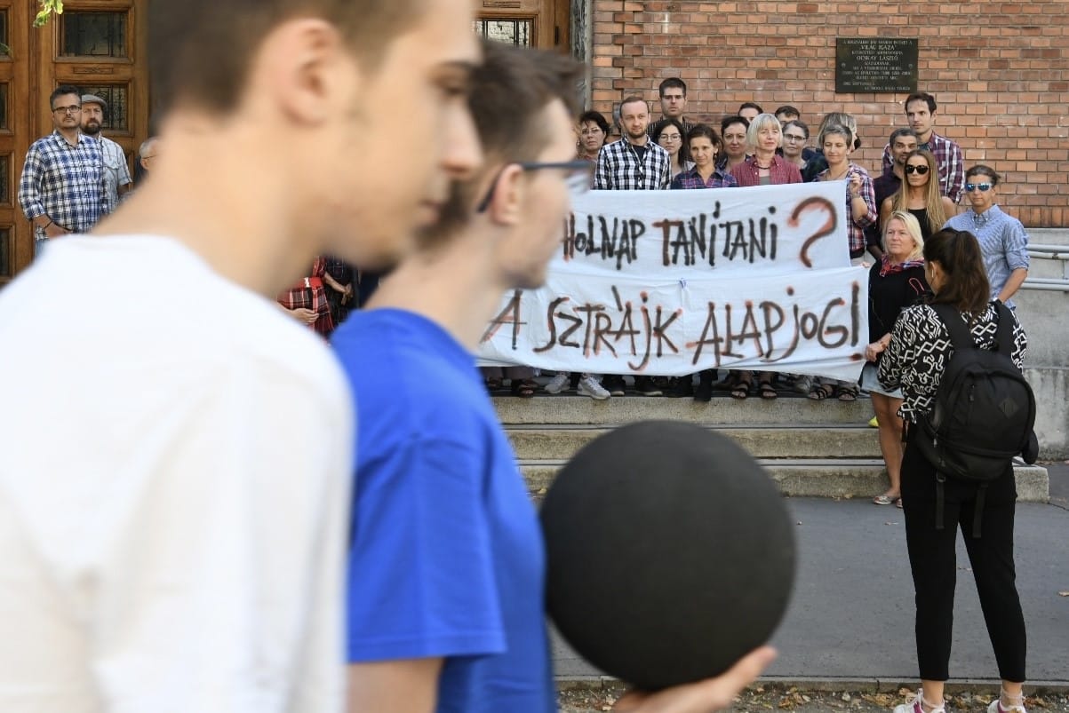 Videó: Kirúgással fenyegetik őket, mégis folytatják a tiltakozást – egyre hevesebb a tanárok és a hatalom közti feszültség 