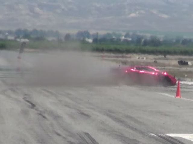 Még egyenesen menni sem sikerül az 1000 lóerős Lamborghinival - videó