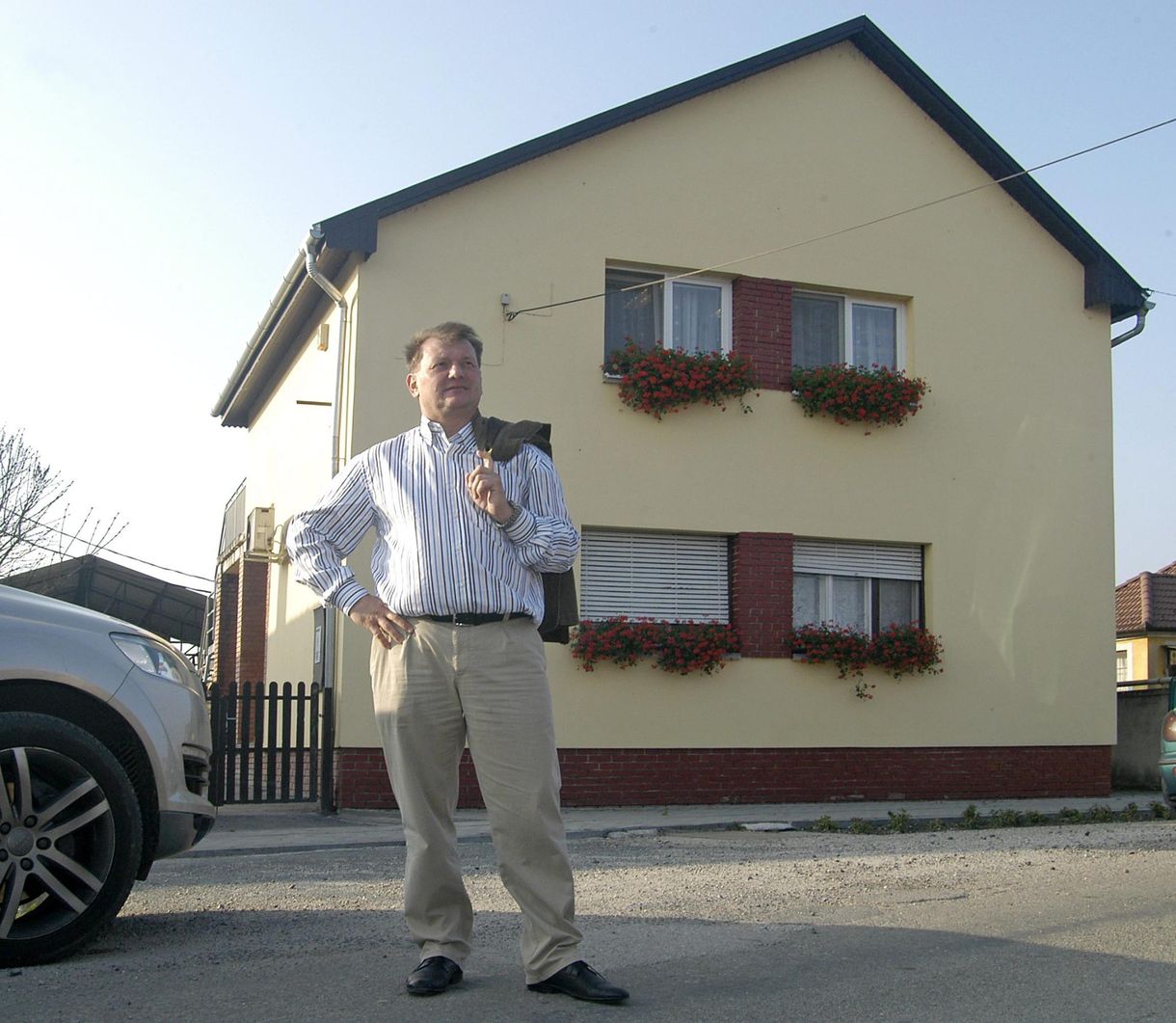 Ebben a házban lakik a Lipóti Pékség tulajdonosa