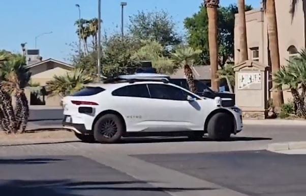 Kifogott a körforgalom a robotaxin, végtelen körzőzésbe kezdett – videó