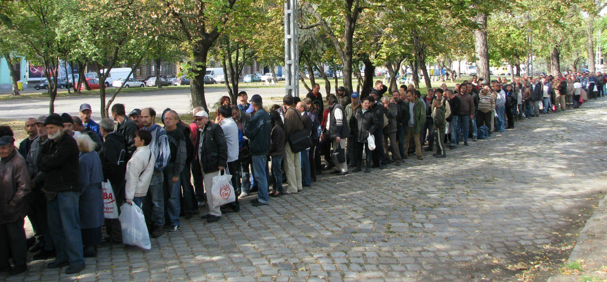 Fotó: végeláthatatlan sor állt ételért Budapesten