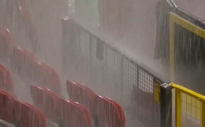 Vízözönszerű eső kapta el az Old Traffordot, még a vendégöltözőt is elárasztotta