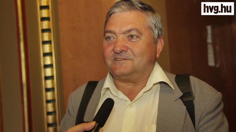 Így gyakorolnak önkritikát a fideszesek - videó