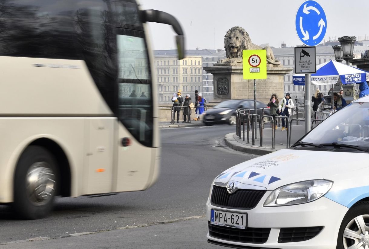 109 nyugdíjast és egy busztársaságot is felültetett a csalfa utazásszervező