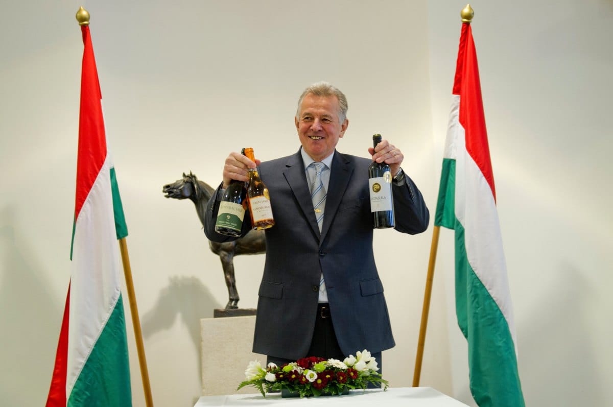 Merényletet terveztek Schmitt Pál ellen?
