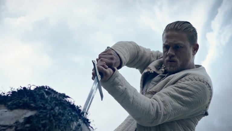 Guy Ritchie megint elszállt – itt az Artúr király-film előzetese