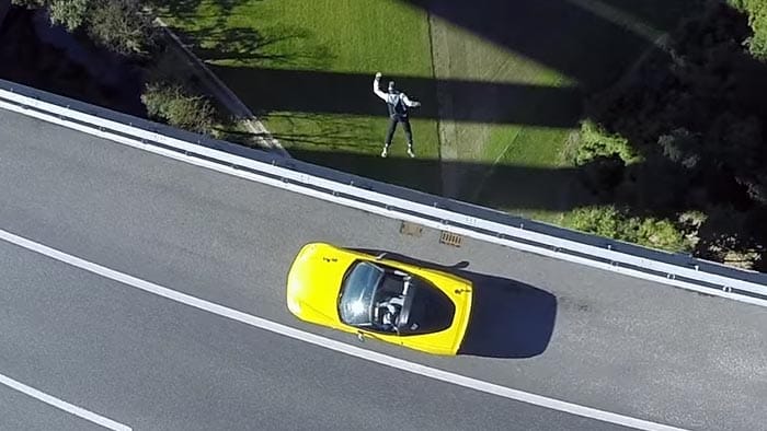 Néha ilyen is van, megállt egy Corvette a viadukton, majd leugrik az utas egy ejtőernyővel – videó