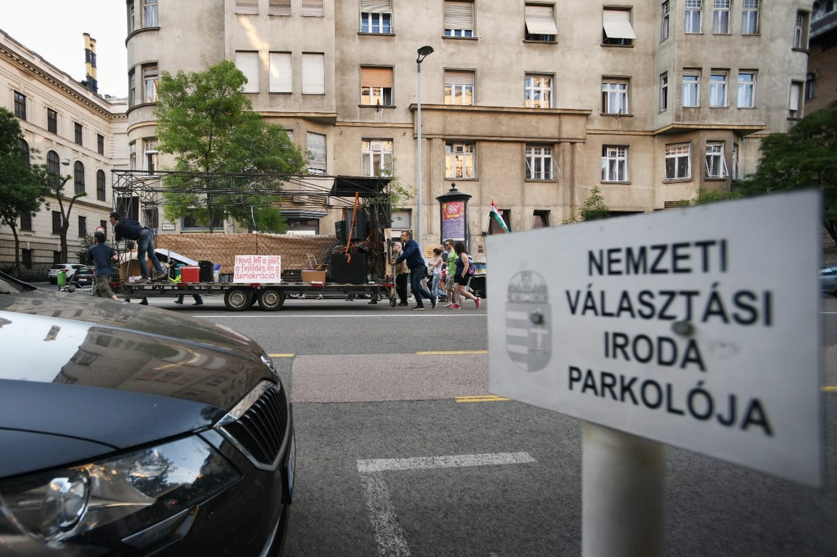 Videó: Erősítés érkezett a Kossuth térre egy zenélő utánfutó képében