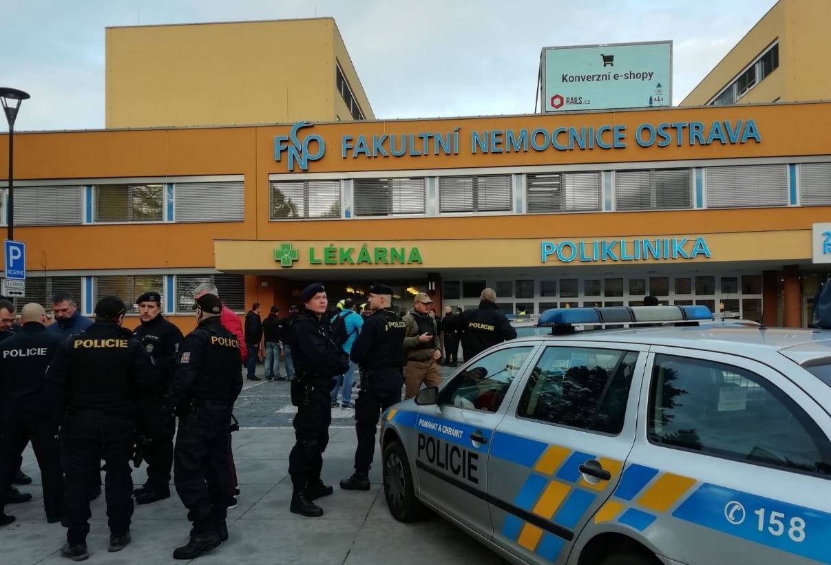 Ámokfutó lövöldözött egy cseh kórházban, hat halott