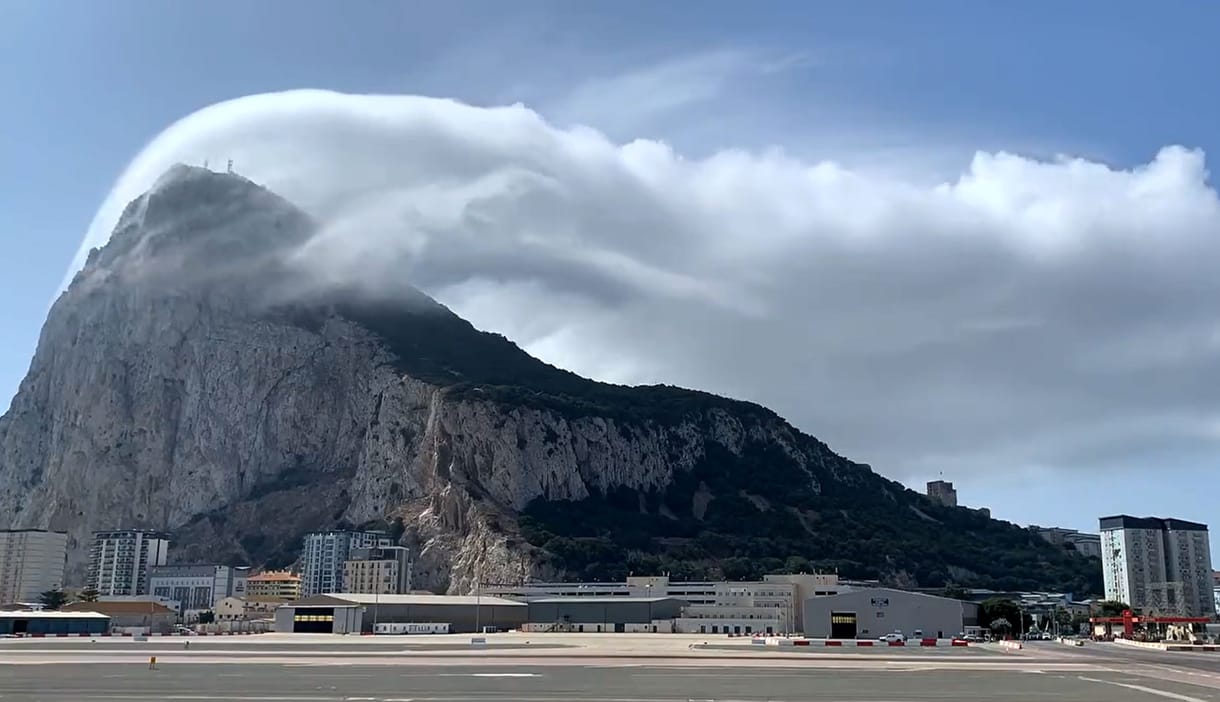 Látványos videón a Gibraltár szikláján átguruló Levanter felhő