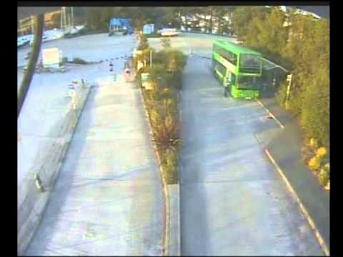Direkt szabadít el egy férfi egy buszt - videó