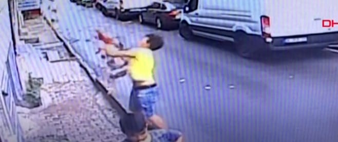 Hősként ünneplik a másodikról lezuhanó kislányt elkapó kamaszt
