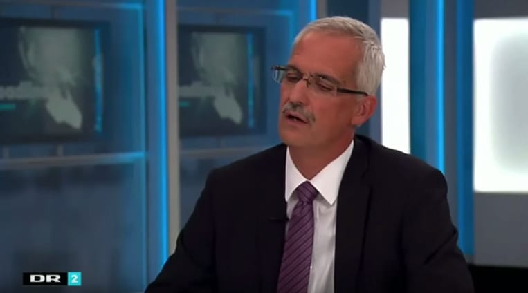 Videó: Kínos pillanatokat élt át a magyar nagykövet a dán tévében