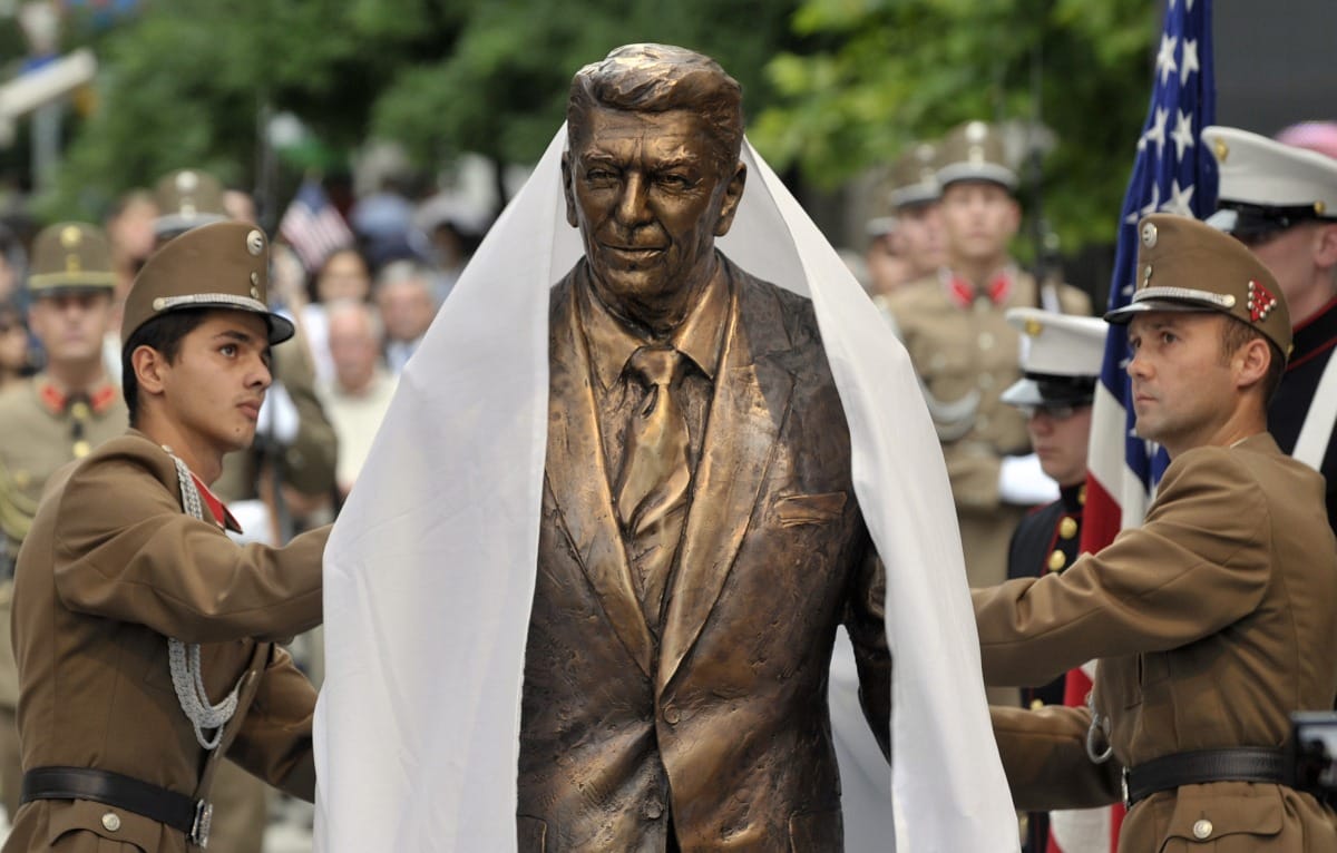 Szemkilövető politikus szobrát avatta fel Orbán