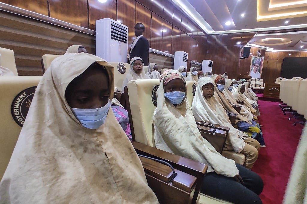 Szabadon engedték a sokszáz elrabolt nigériai iskoláslányt