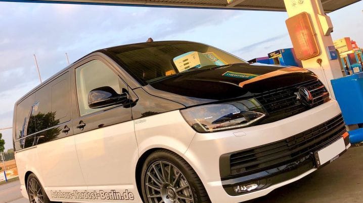 Bármikor jól jöhet egy családi kisbuszban a 700 lóerő
