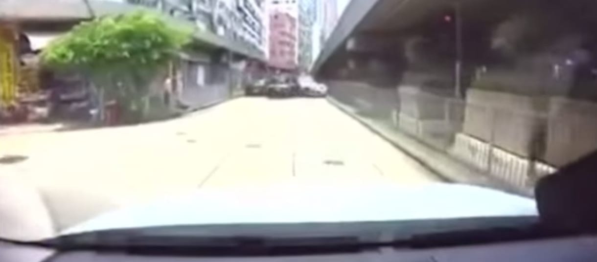 Videó: Így jár, aki őrülten ferrarizik egy nagyváros utcáin
