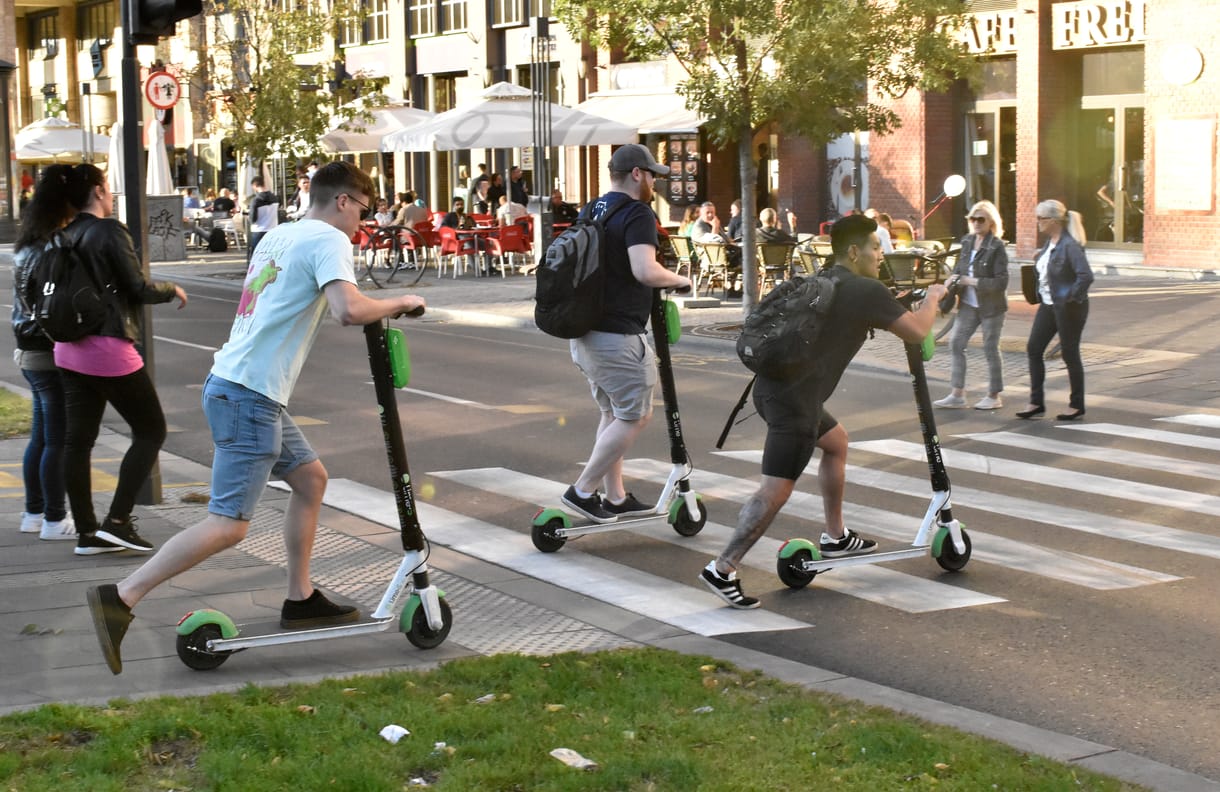 Jöhet a rollerszigor: korhatár és 20 km/h-s sebesség