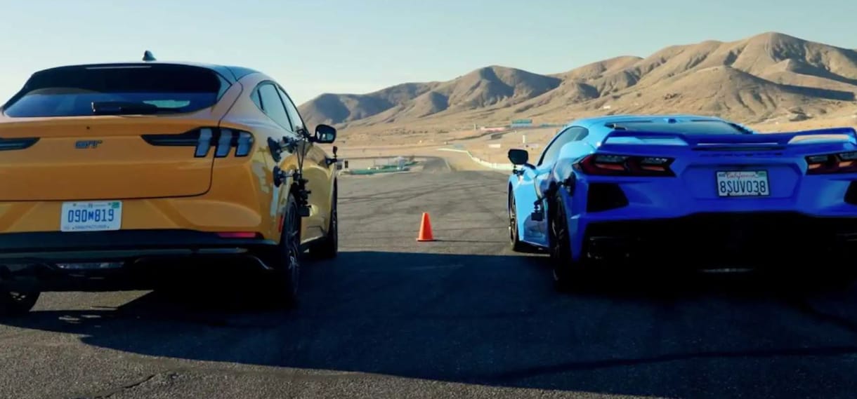 A jelen amerikai izomautós viadala: V8-as Corvette az elektromos Mustang ellen