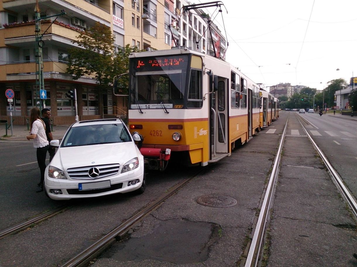 Fehér Merci karambolozott a 14-es villamossal Angyalföldön - fotó