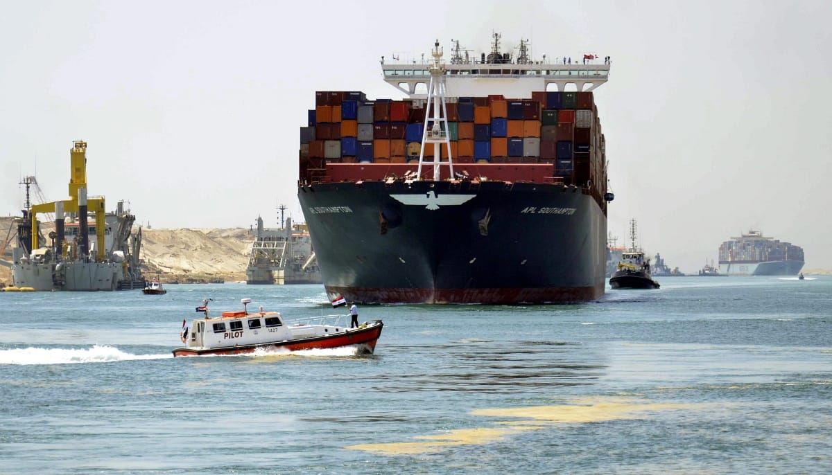 Összeütközött egy tanker és egy vontatóhajó a Szuezi-csatornában
