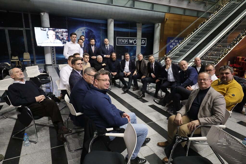 Kaczynskiék ülősztrájkba kezdtek a lengyel köztévében, miután az új kormány felmentette a közmédia vezetőit