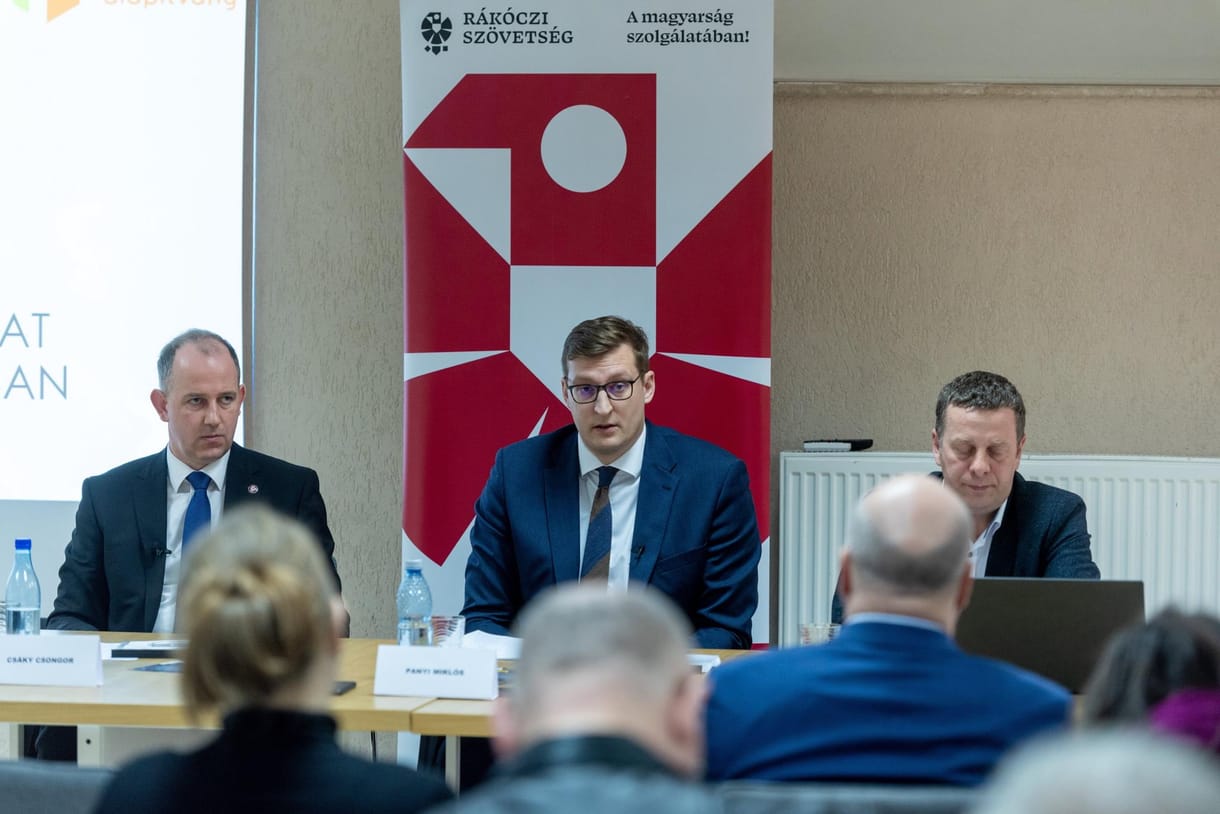 Megnégyszerezi a kormány a romániai magyar nyelvű oktatásban tanulók támogatását