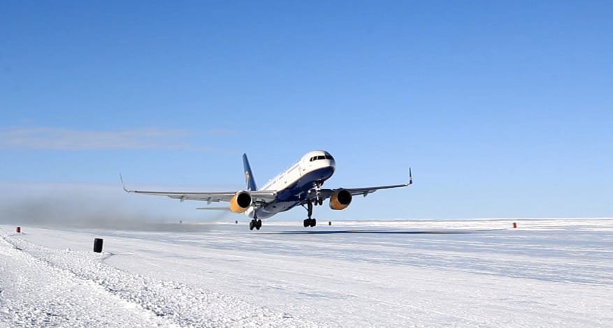 Ilyen még nem volt: egy Boeing 757-es utasszállító szállt le az Antarktisz jegére – fotók