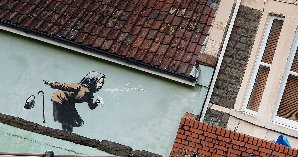 Banksy egy repülő műfogsorral lepte meg a bristoliakat