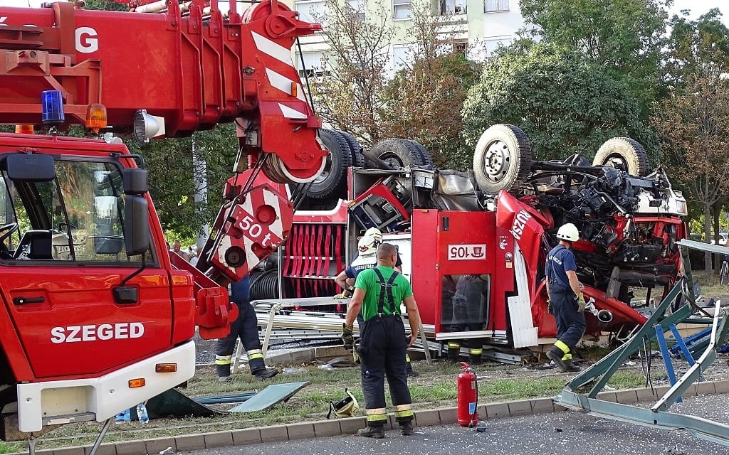 Felborult és villamosmegállónak csapódott egy tűzoltóautó Szegeden