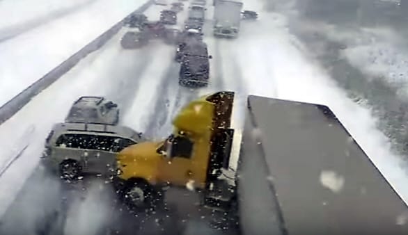 Videó: ilyen egy kemény, 100 autós karambol élőben