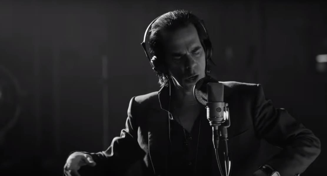 Ilyen Nick Cave-koncertfelvételt se látott nagyon a világ – videó