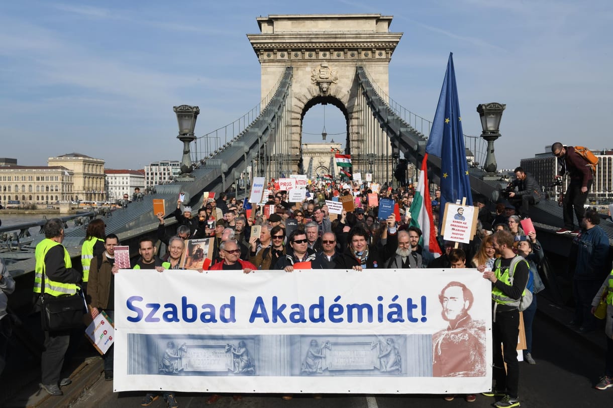 Bedarálta a NER az MTA-t: máris dől a pénz az elvett kutatóhálózatba