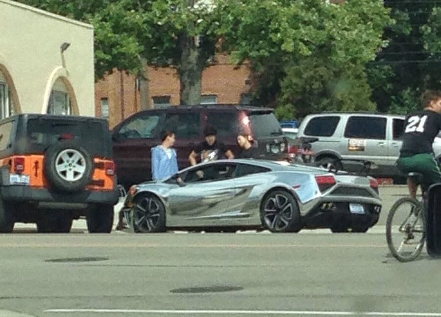 Így zúz Lamborghini Gallardót egy egyetemista lány - fotók