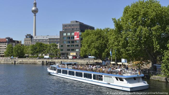 Többen megsérültek Berlinben, miután egy férfi a hídról a vízbe vizelt