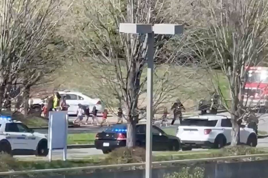 Automata fegyverekkel lövöldözött egy tizenéves nő egy nashville-i iskolában, három gyerek és három felnőtt vesztette életét