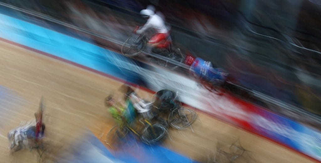 A nézők közé csapódott a pályakerékpározás olimpiai bajnoka, többen megsérültek - videó