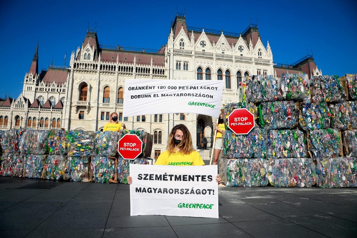 Több tízezer PET-palackot vitt a Greenpeace a Parlament elé