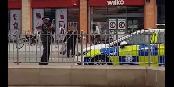 A munka hőse: megbüntette a rendőrautót a brit közteres, mert tilosban parkoltak vele – videó
