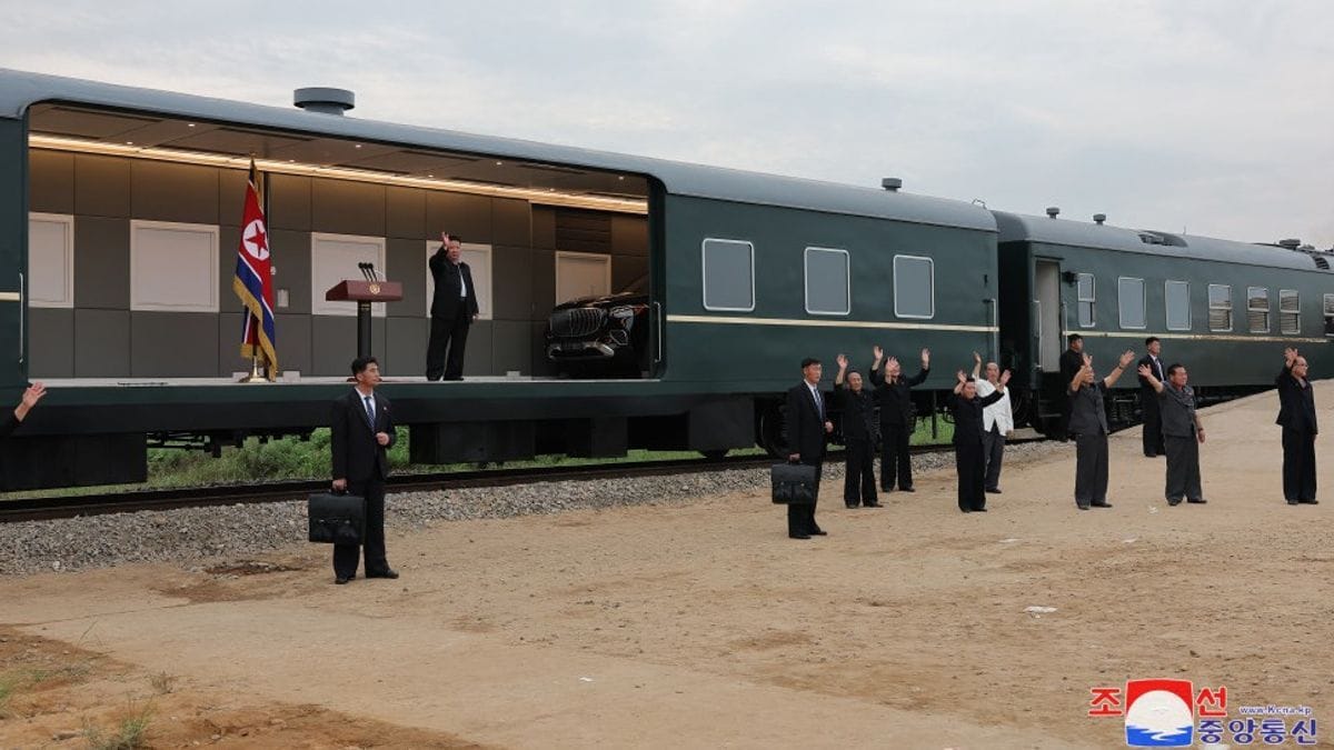 Egy vadonatúj Maybach kandikált ki Kim Dzsongün elnöki vonatából