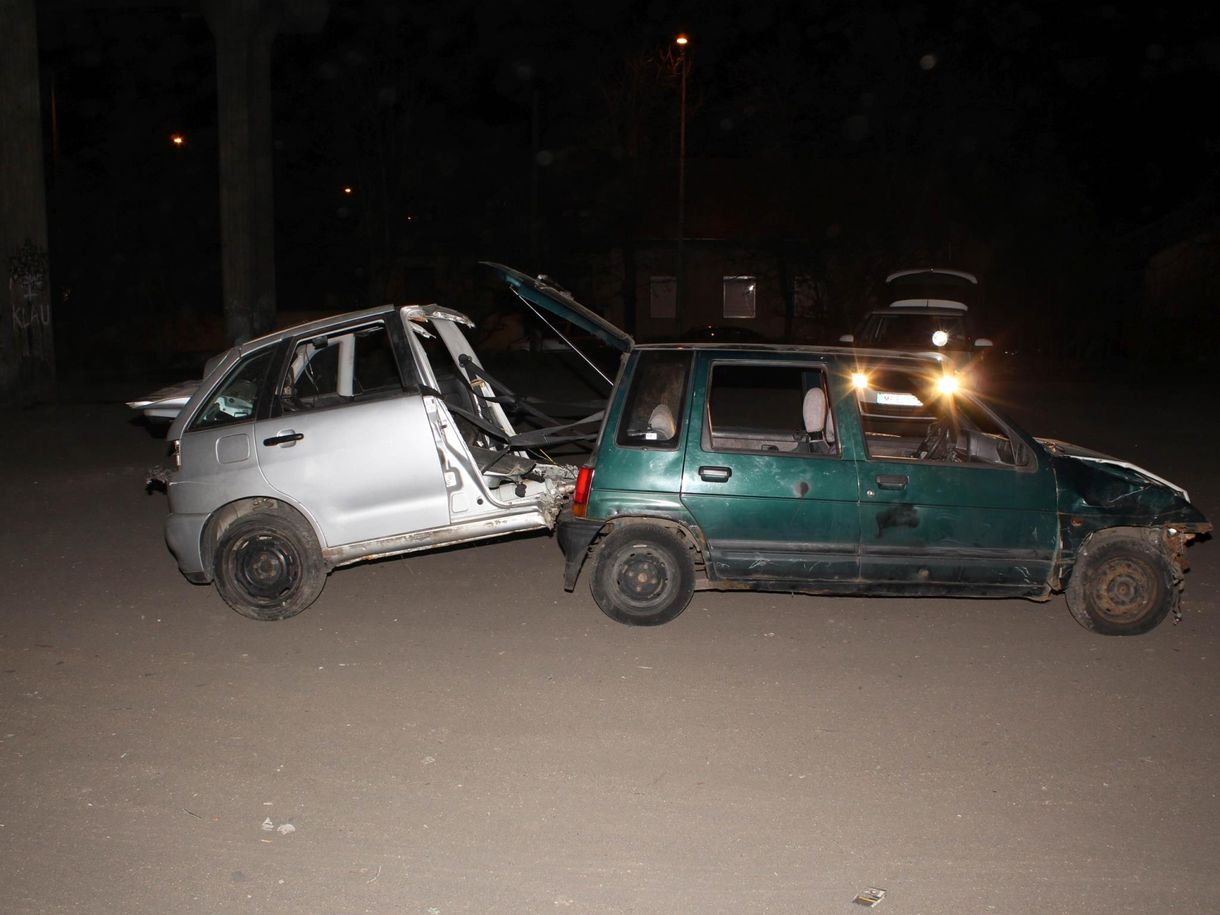 Épp másfél lopott autót toltak, amikor jött a rendőrség