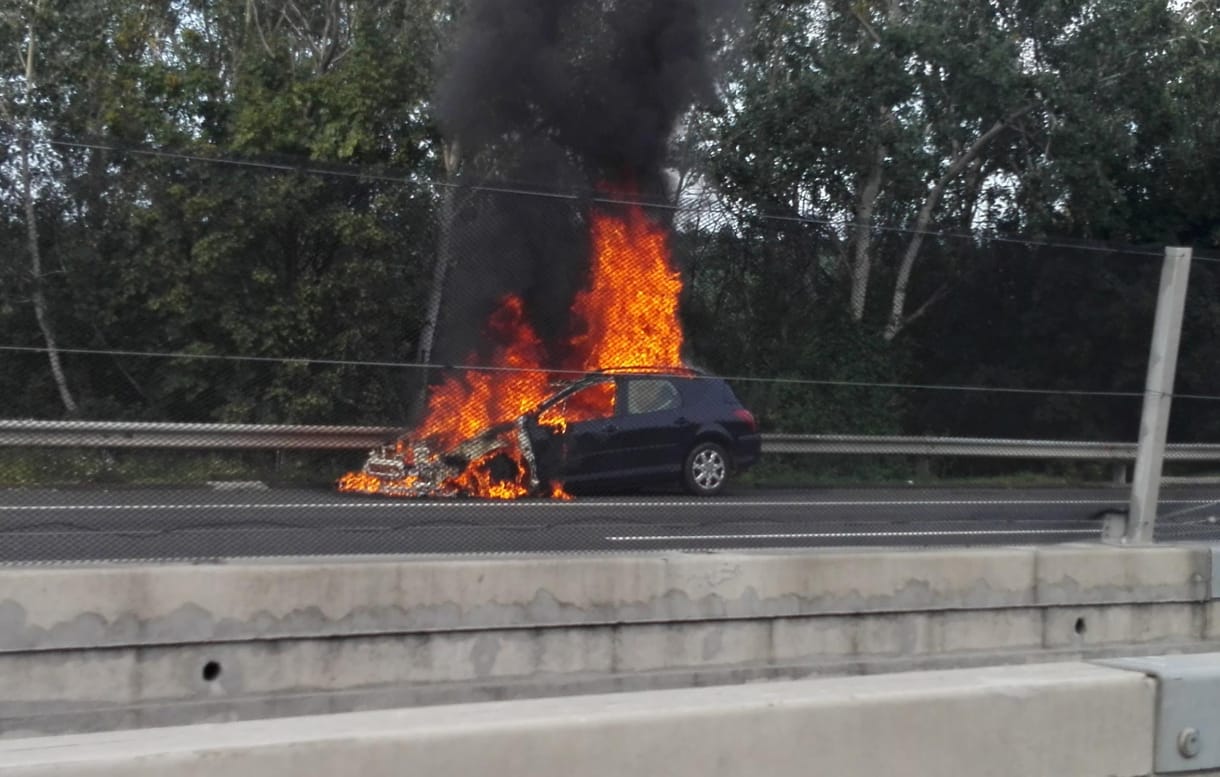 Lángolt egy autó az M3-as autópályán – fotó