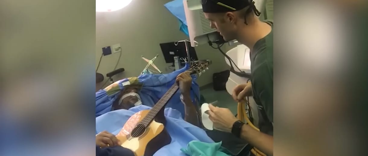 Videó: Agyműtétje közben gitározott egy dél-afrikai zenész