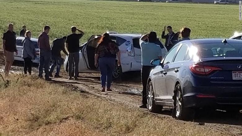 Közel 100 autós akadt el a sárban a semmi közepén, mert a Google Maps 
