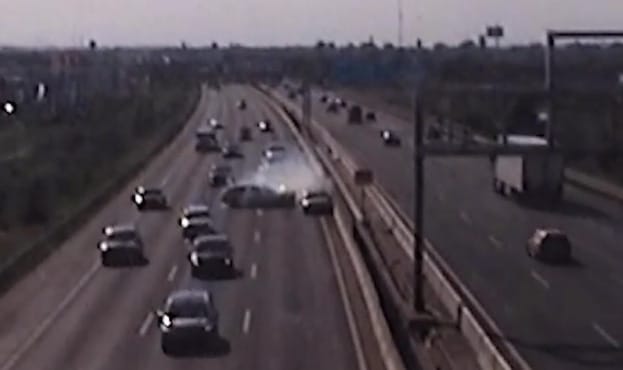Percekig kerülgették a sztrádán a belső sávban álló autót, aztán megtörtént a legrosszabb – videó