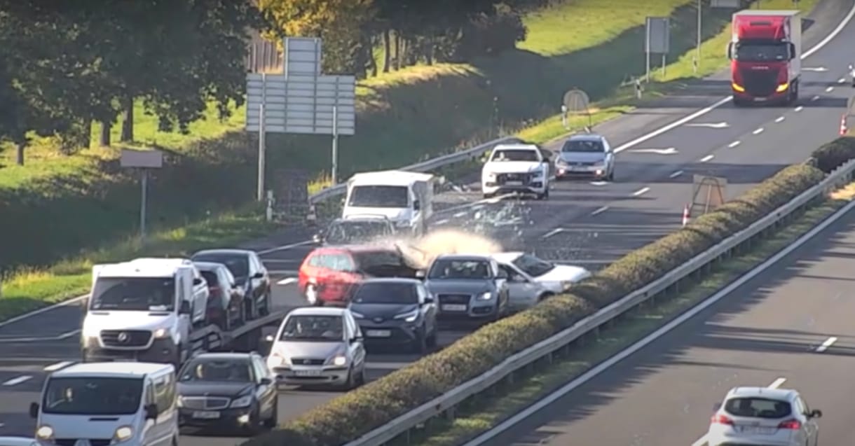 Megszólalt az Audi sofőrje, aki az utolsó pillanatban rántotta el a kormányt az M1-esen fékezés nélkül érkező autós elől