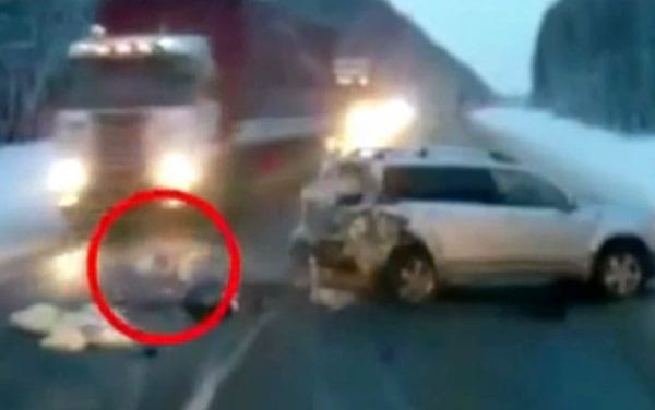 Kirepült az autóból a kisgyerek, épphogy kikerülte a kamion - videó
