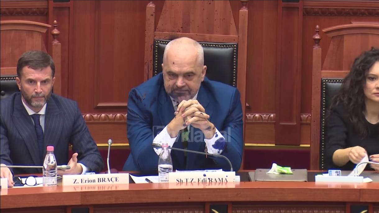 A tojások után most tintát kapott az arcába az albán kormányfő, amiért beszólt az ellenzéknek – videó